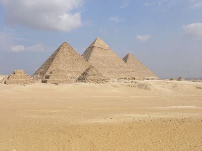 איך בנו את הפירמידות